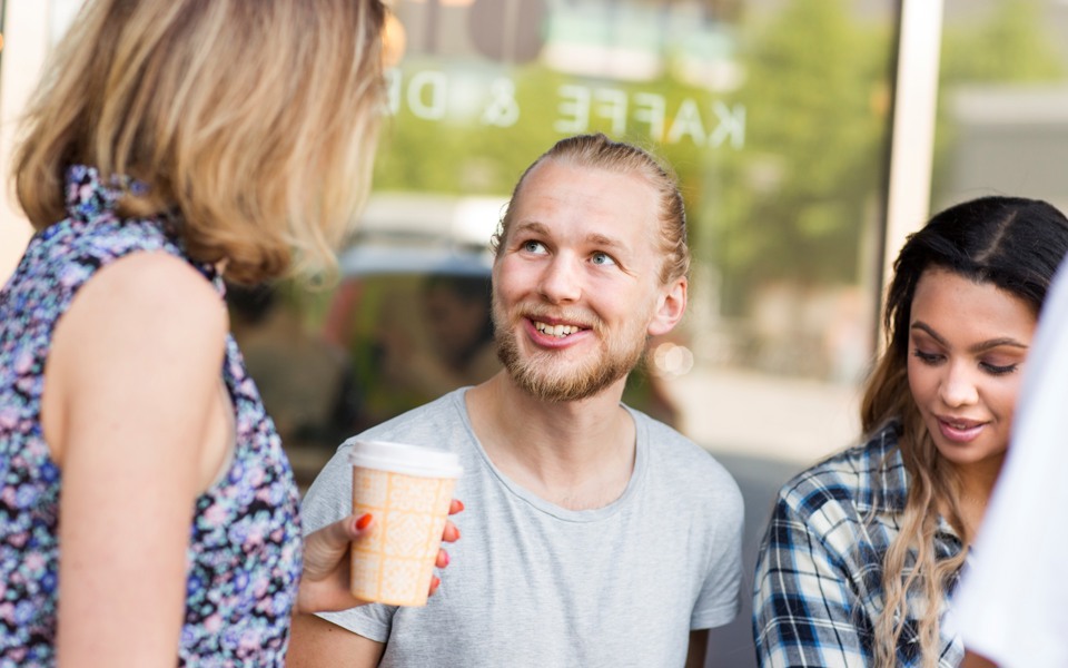 Unga människor som pratar